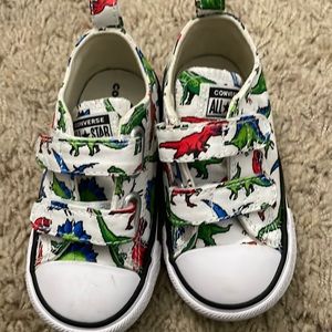 NWOT infant converse dinosaur sneaker shoes size: US 6